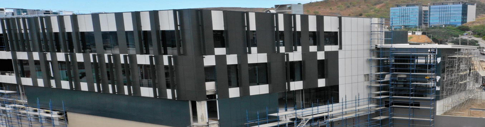 De Voorgevel van de glasGordijngevel