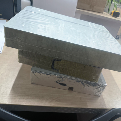 Branddichte isolatie Rock wool / PU wandpaneel dak PPGI sandwich panelen voor werkplaatsen / gebouwen
