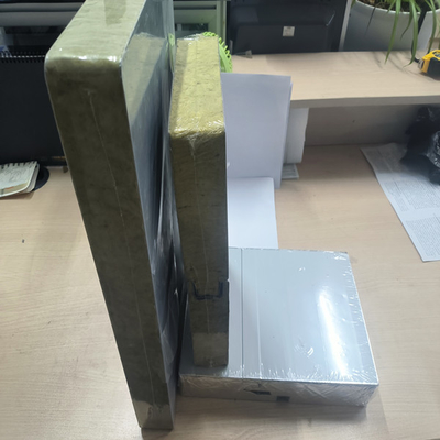 Branddichte isolatie Rock wool / PU wandpaneel dak PPGI sandwich panelen voor werkplaatsen / gebouwen