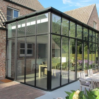 Four Seasons zonnekamer met schuifdeur en glad poeder gecoate afwerking