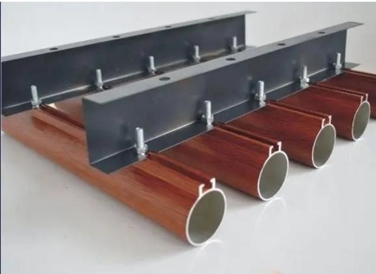 Uniforme kleur Aluminium metalen bekleding voor mooie hangende plafonds Metalen plafond